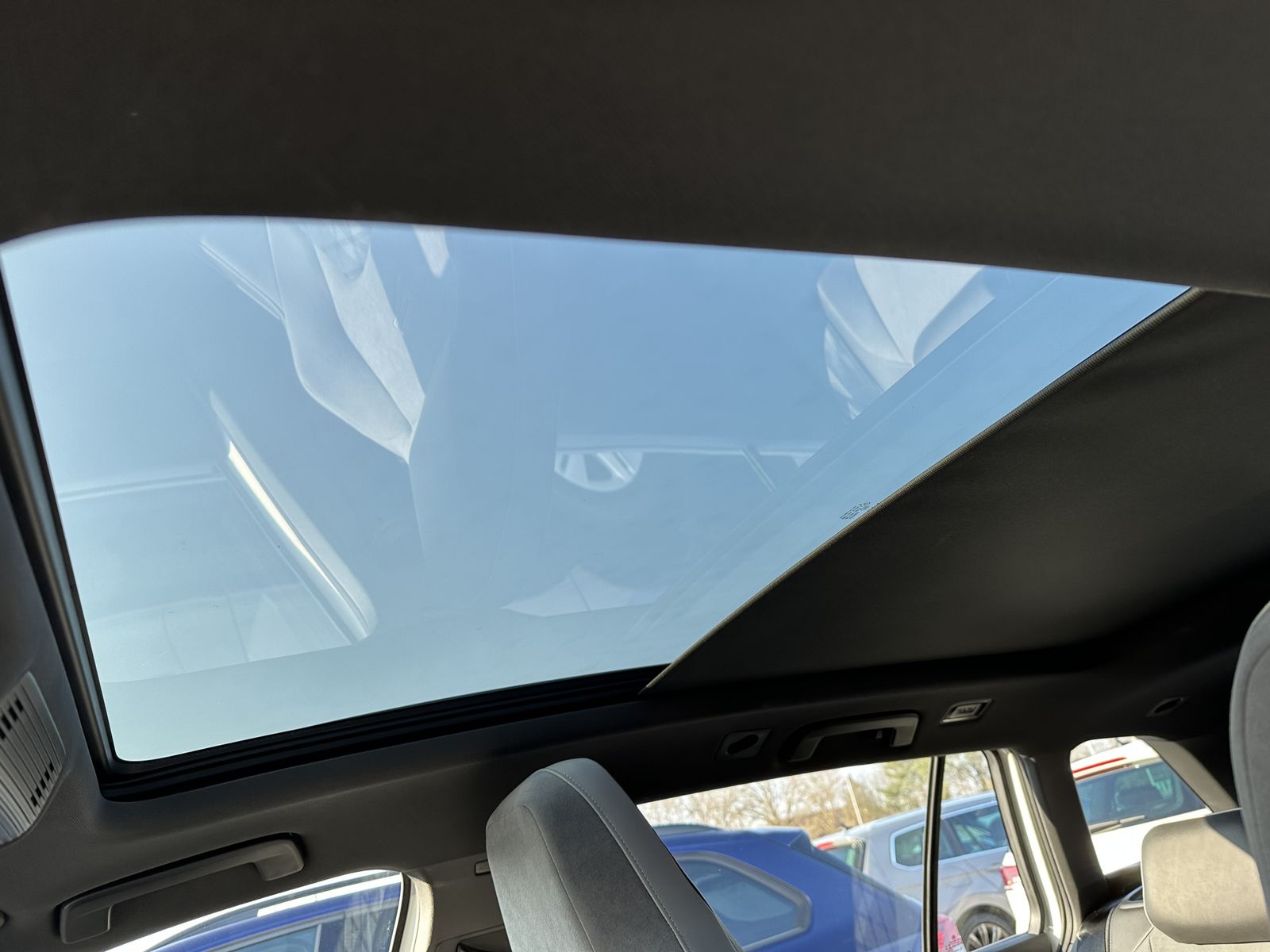 Fahrzeugabbildung Volkswagen Golf Variant R-Line NAV+IQ-LIGHT+AHK+PANO+KAM+VC