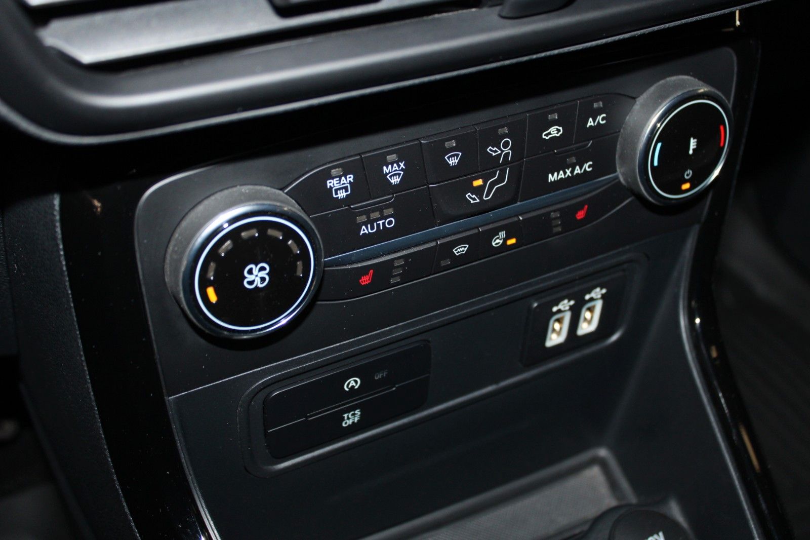 Fahrzeugabbildung Ford EcoSport Titanium LED WinterPaket DAB Teilleder