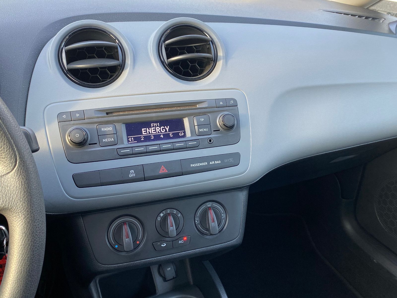 Fahrzeugabbildung SEAT Ibiza SC 1,4 16V Cool&Sound Salsa