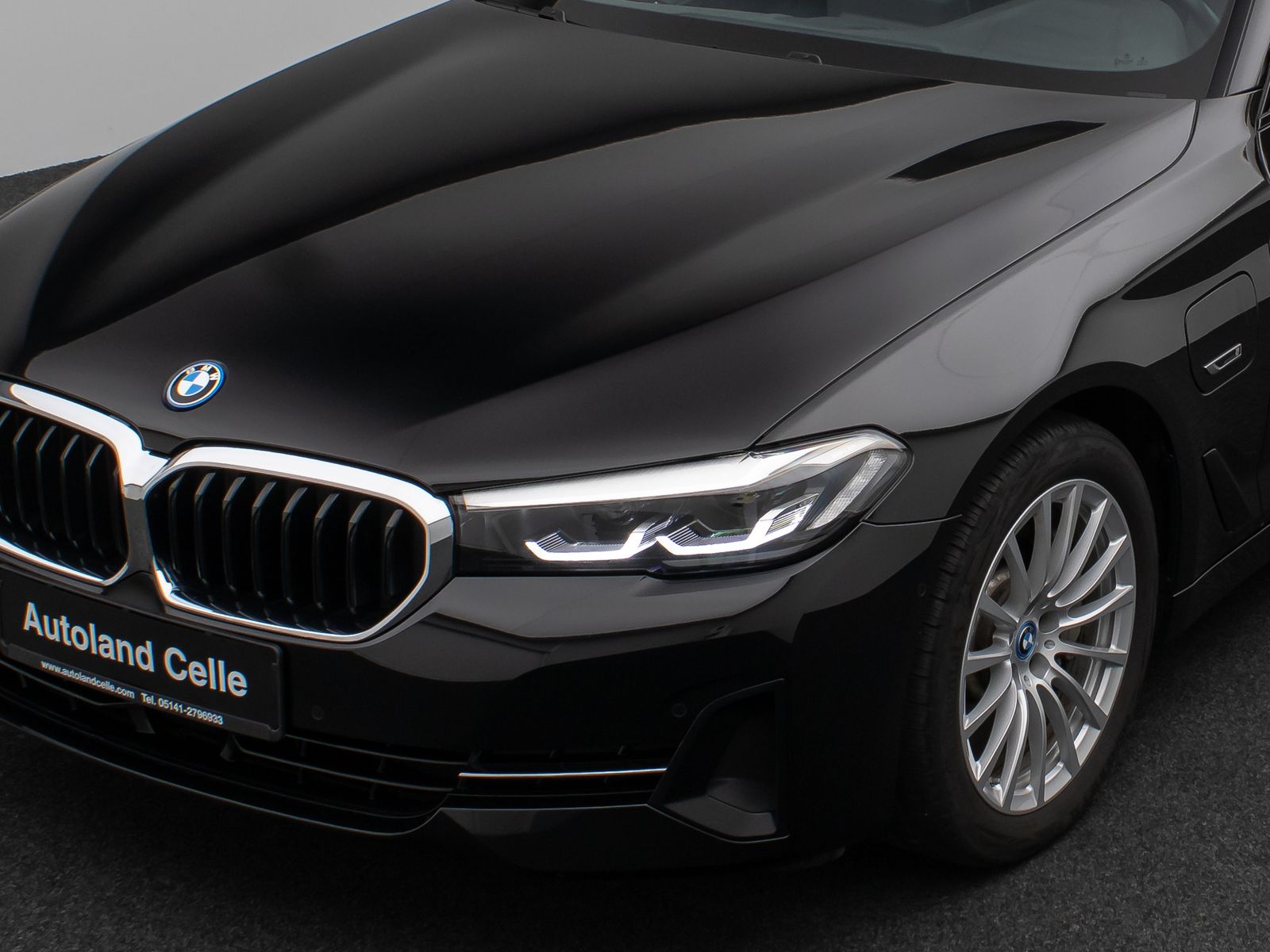 Fahrzeugabbildung BMW 530e Kamera DAB WLAN CockPitPro ACC Alarm LED