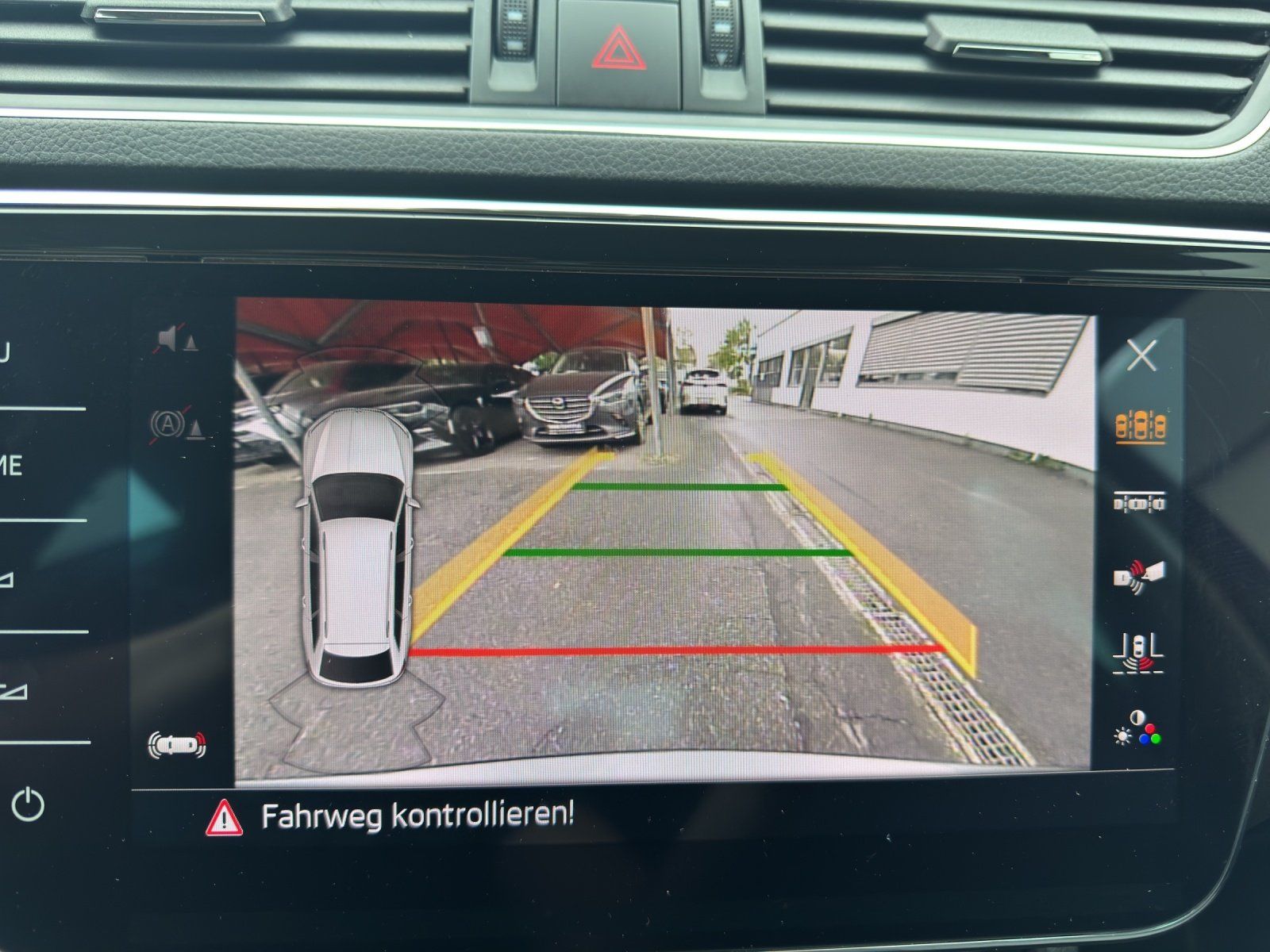 Fahrzeugabbildung SKODA Superb Combi 2.0 TSI DSG Style/AHK/KAMERA/ACC/