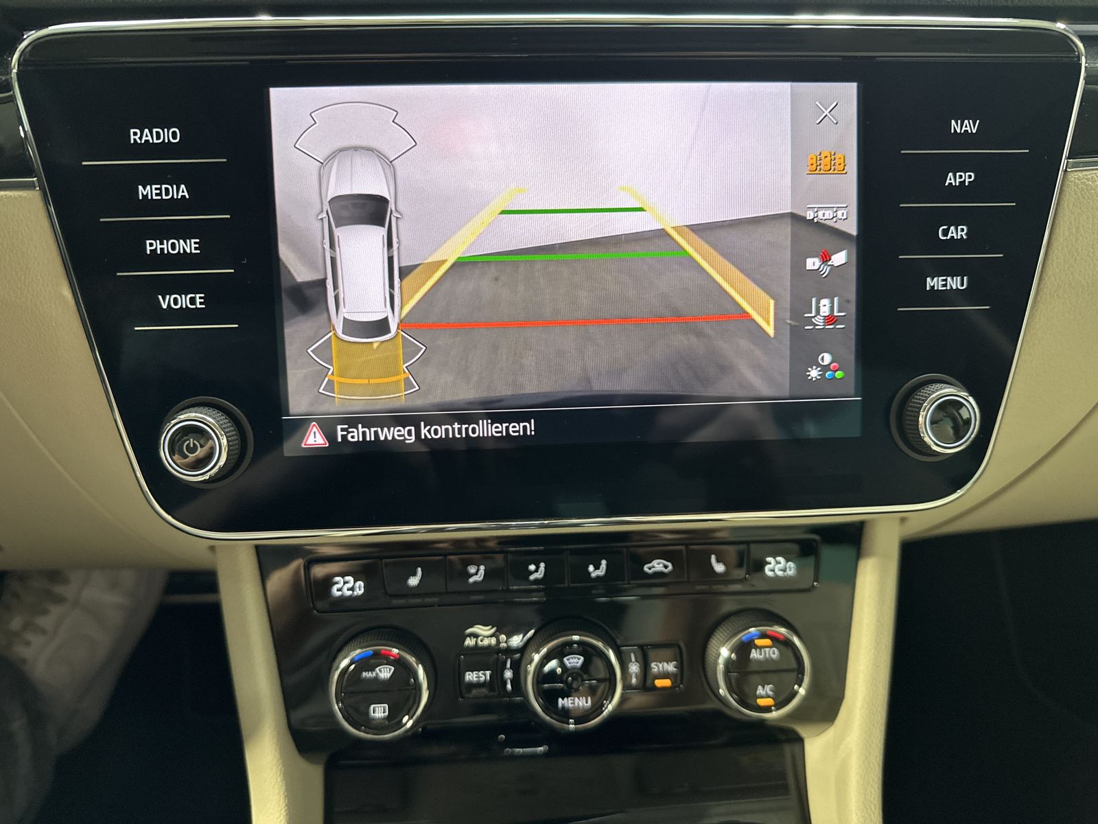 Fahrzeugabbildung SKODA Superb Combi 4x4 L&K NAV+MATRIX+ACC+PANO+CANTON