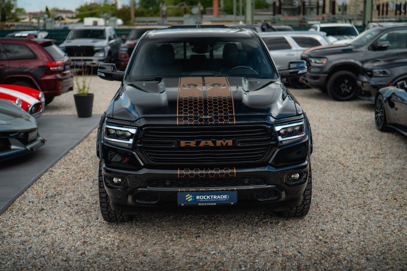 Fahrzeugabbildung Dodge RAM 5.7 V8 HEMI 4x4 Offroad Night-Edition LPG