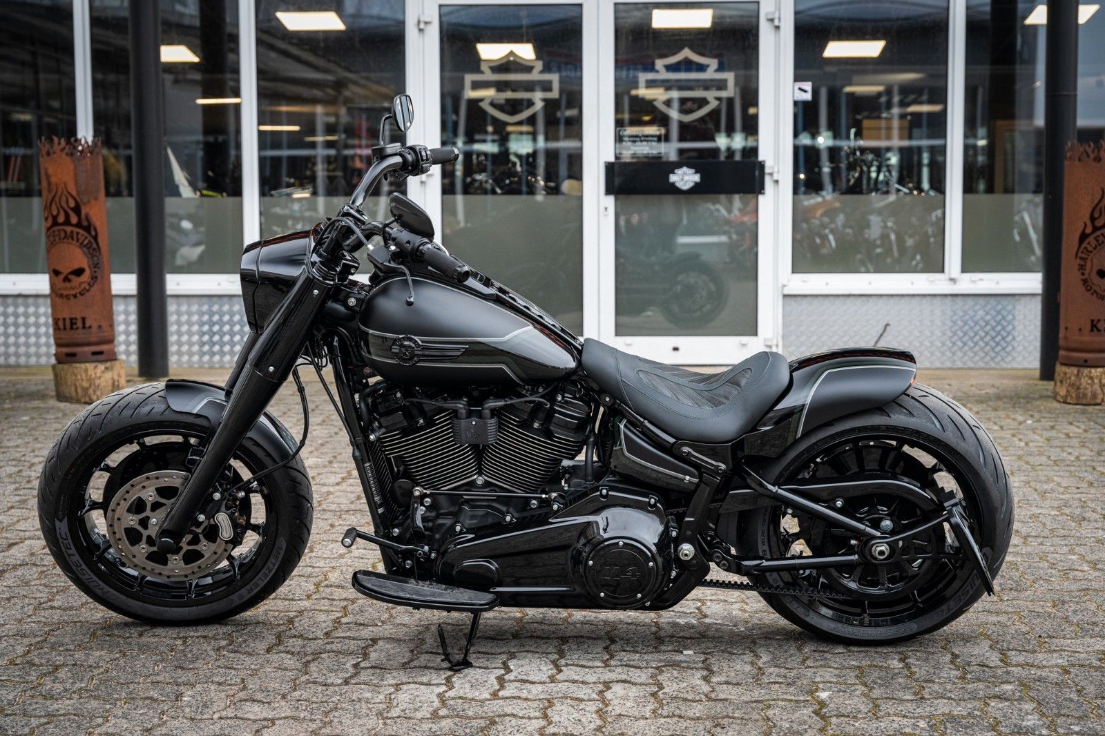 Fahrzeugabbildung Harley-Davidson DARK FAT BOY FLFBS 114 ci - MY23 - JEKILL&HYDE