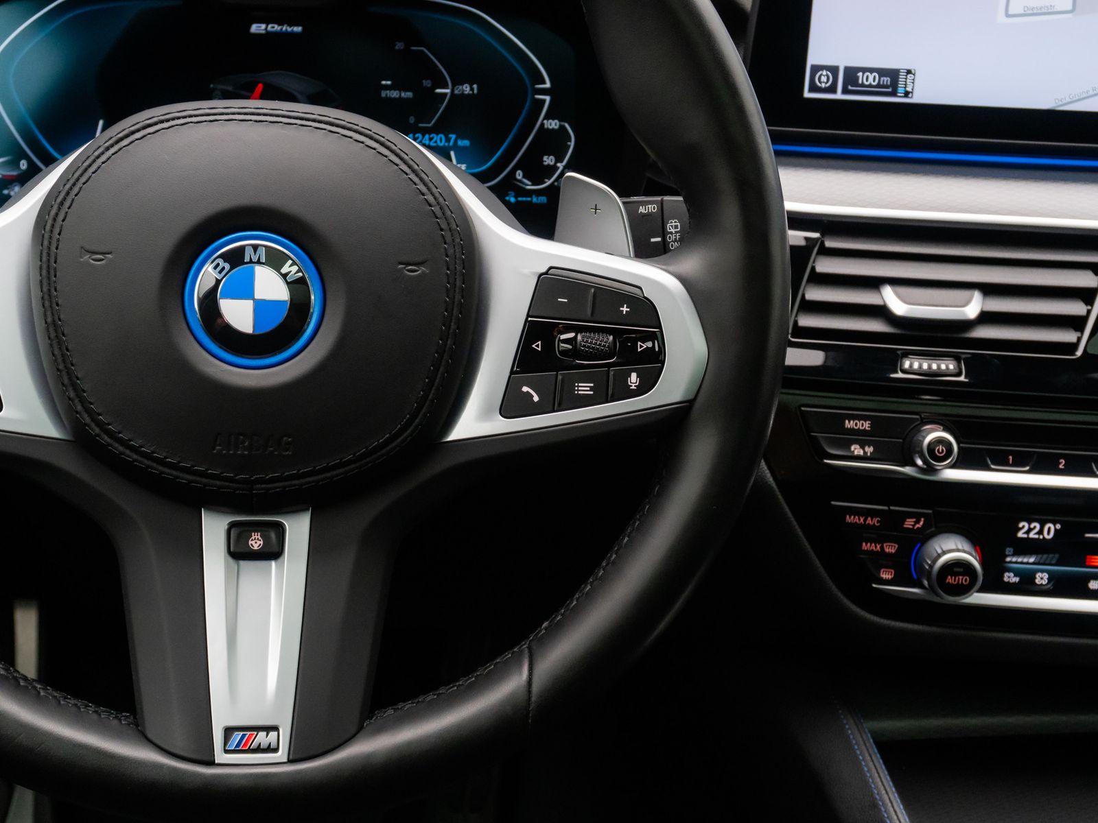Fahrzeugabbildung BMW 530e M Sport Laser DAB HiFi HUD DispKey Panorama
