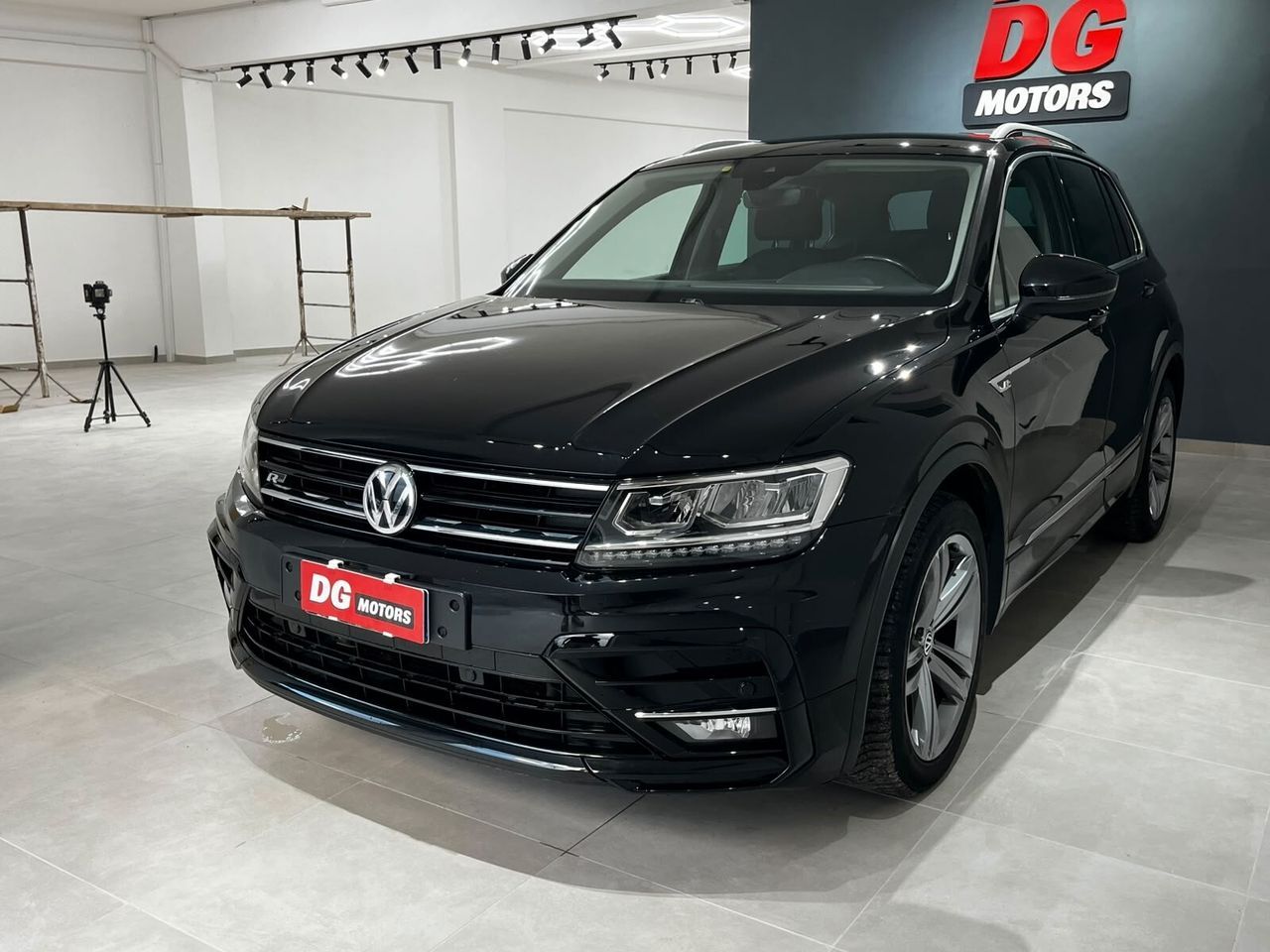 Volkswagen Tiguan - 1