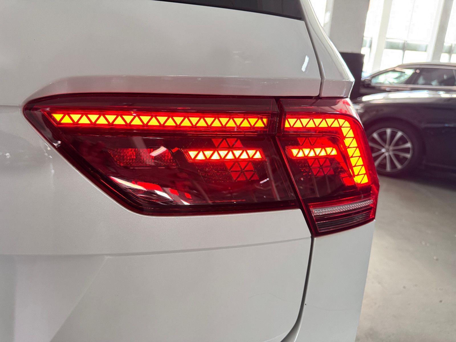Fahrzeugabbildung Volkswagen Tiguan DSG 4MO 3X R-LINE PANO MEMORY BLACK STYLE