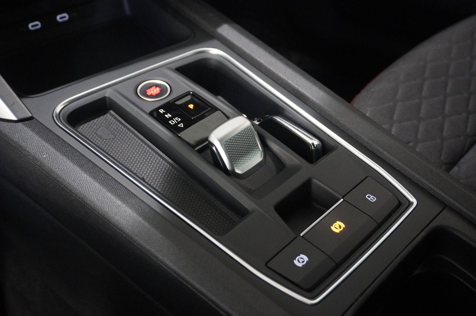 Fahrzeugabbildung SEAT Leon ST 1.5 TSI FR SPORT DSG NAVI/LED/VIRT./DAB+