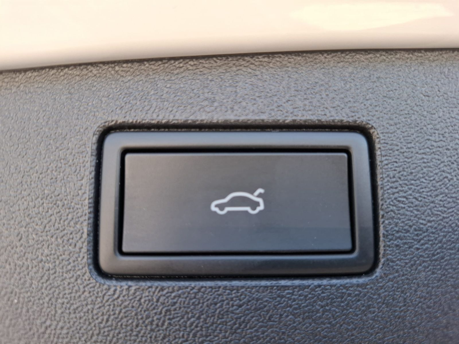 Fahrzeugabbildung Volkswagen Tiguan 2.0 TDI 4M R-Line BLACK*PAN*HK*AHK*MATRIX