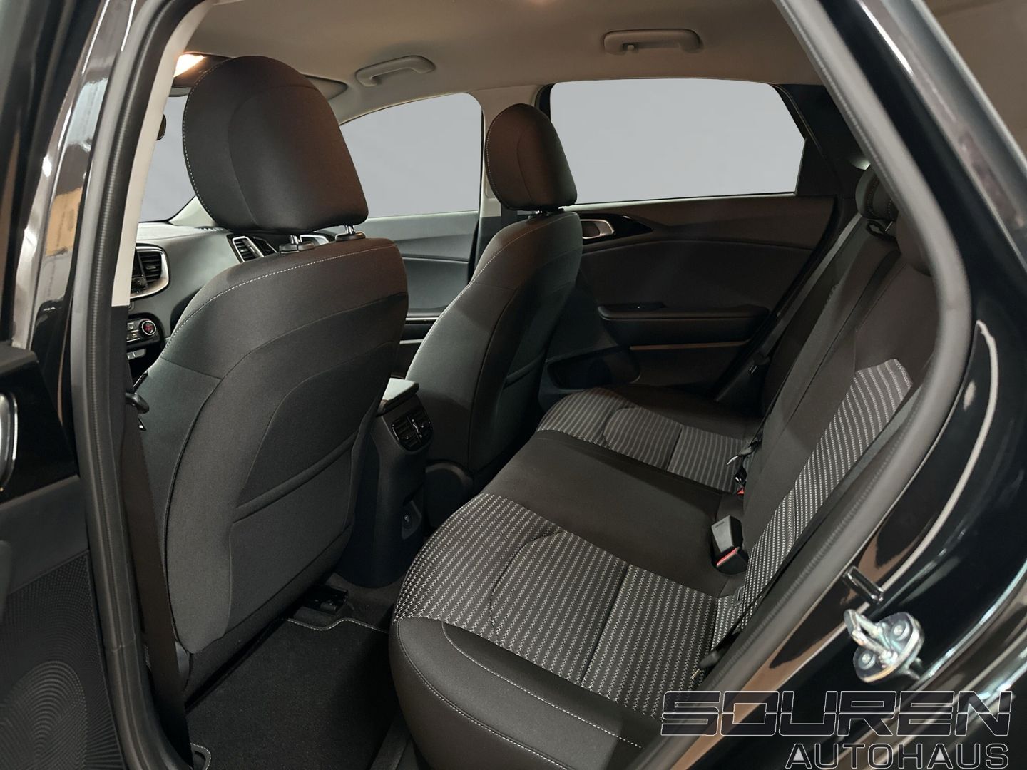 Fahrzeugabbildung Kia Ceed 1.5 T-GDI Ultimate Edition STYLE JBL + SITZ