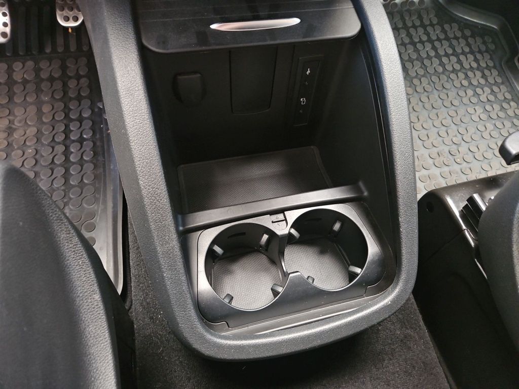 Fahrzeugabbildung Mercedes-Benz V 300 d Avantgarde Edition lang AMG 2,5AHK Tisch