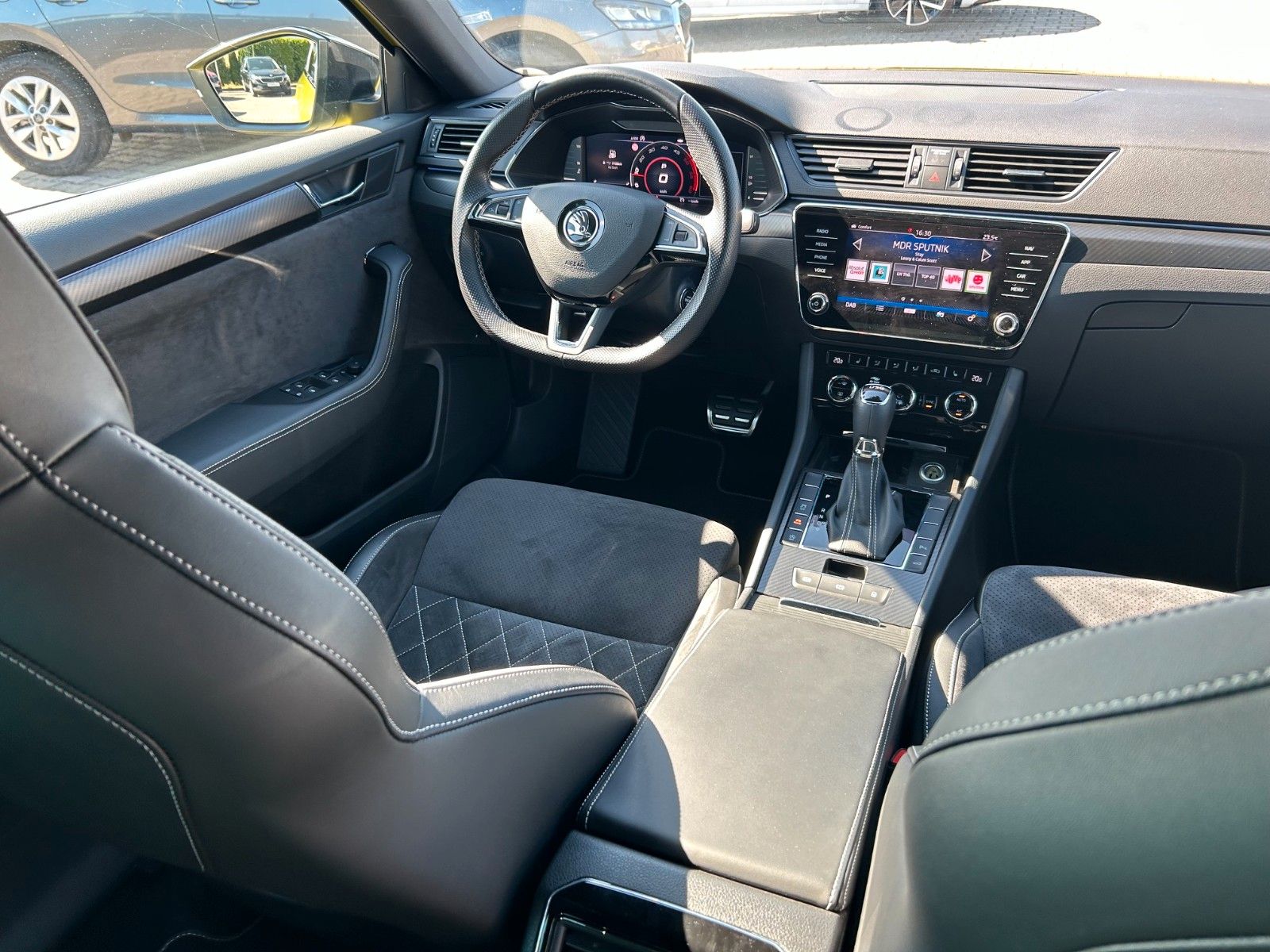 Skoda Superb Combi 2.0TDI Sportline Standheiz Matrix foto 17