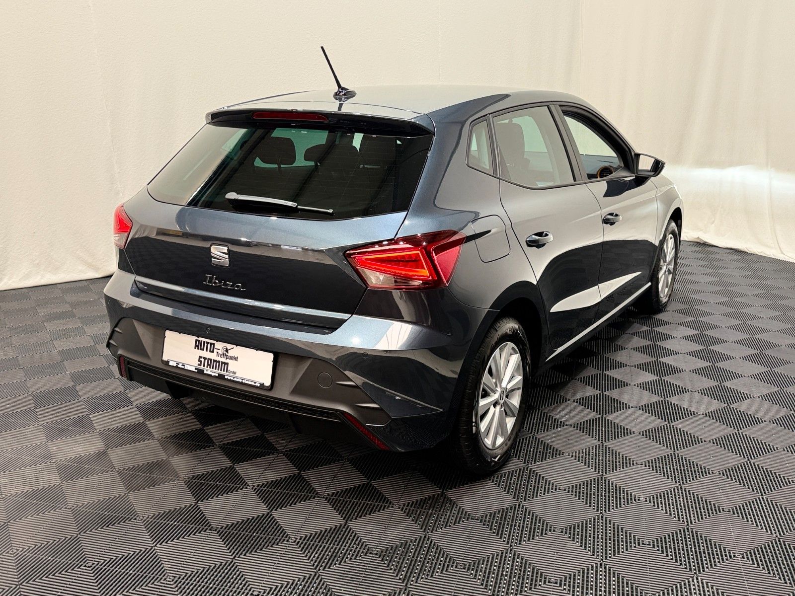 Fahrzeugabbildung SEAT Ibiza 1.0 MPI / Klimaanlage / Tempomat