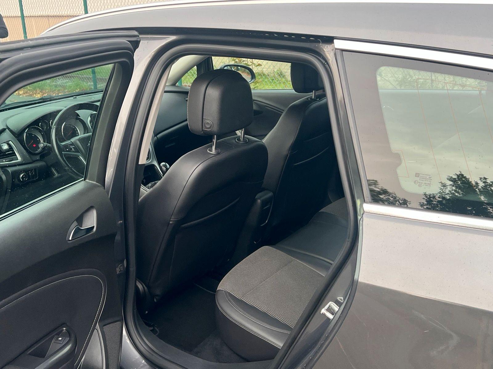 Opel Astra 2011 — photo 6