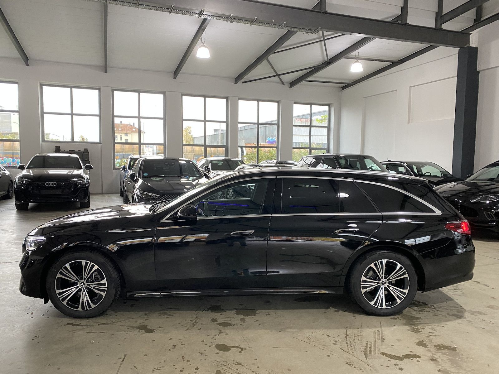 Fahrzeugabbildung Mercedes-Benz E 220 d T 4M Exclusiv/HYPER/PANO/Leder/Pano/DIS/