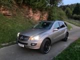 Mercedes-Benz ML 500 4MATIC - - silberne Mercedes-Benz ML 500