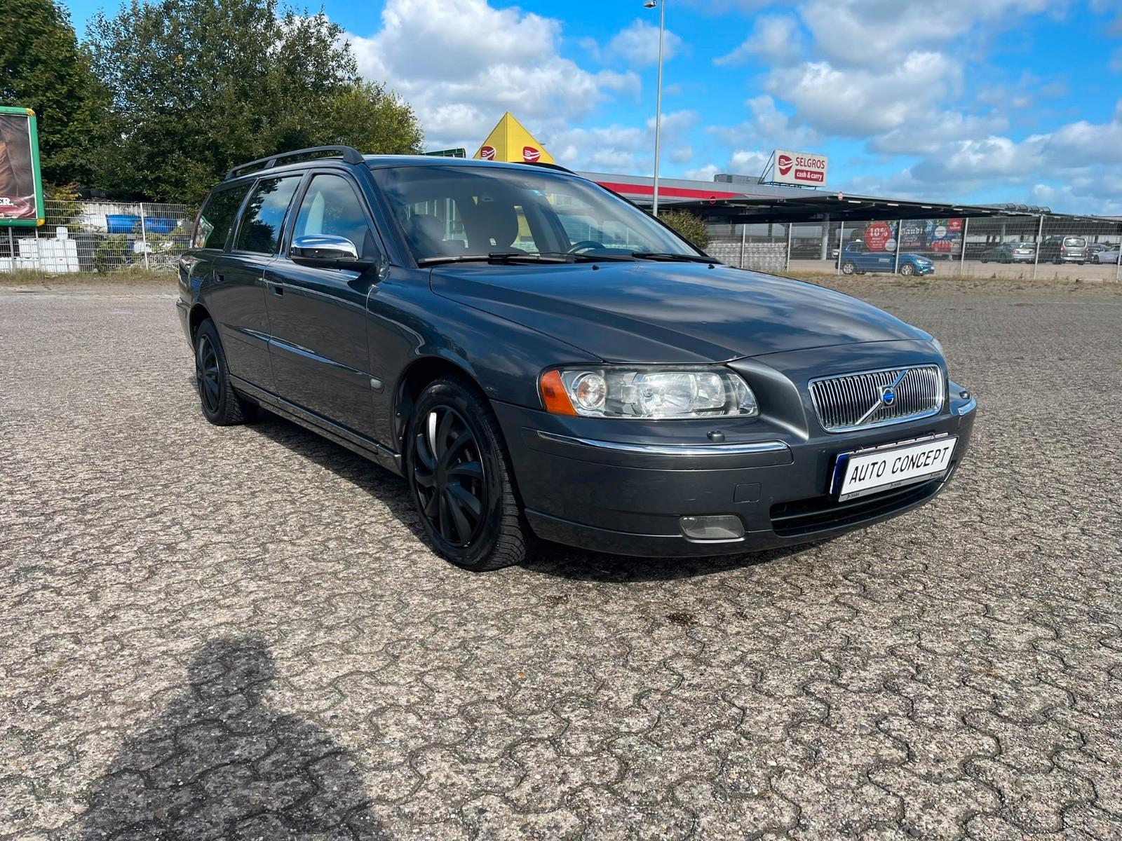 Volvo V70 2005 — rear view