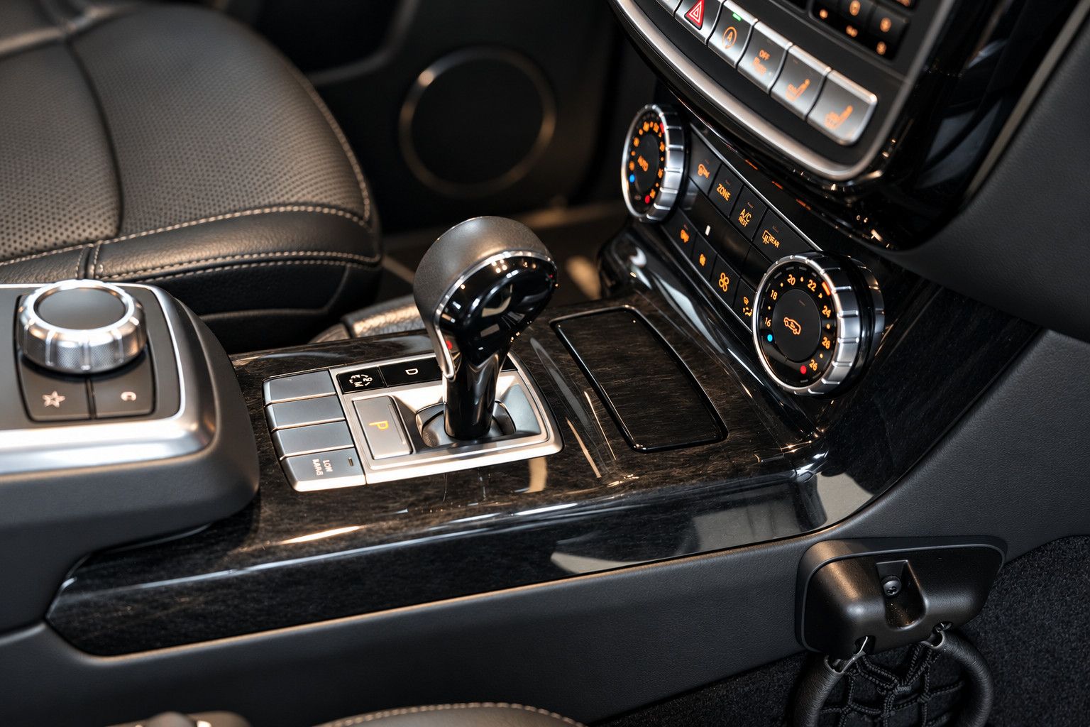 Fahrzeugabbildung Mercedes-Benz G 350 d*AMG*S-Dach*HarmanKardon*Memory*Sitzklima