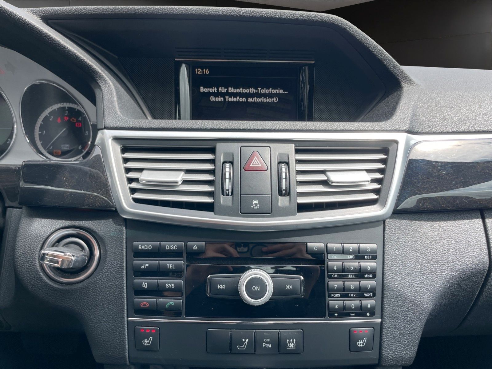 Fahrzeugabbildung Mercedes-Benz E 220 CDI Lim.*Bi-Xen*Standhz*Tempomat*PDC