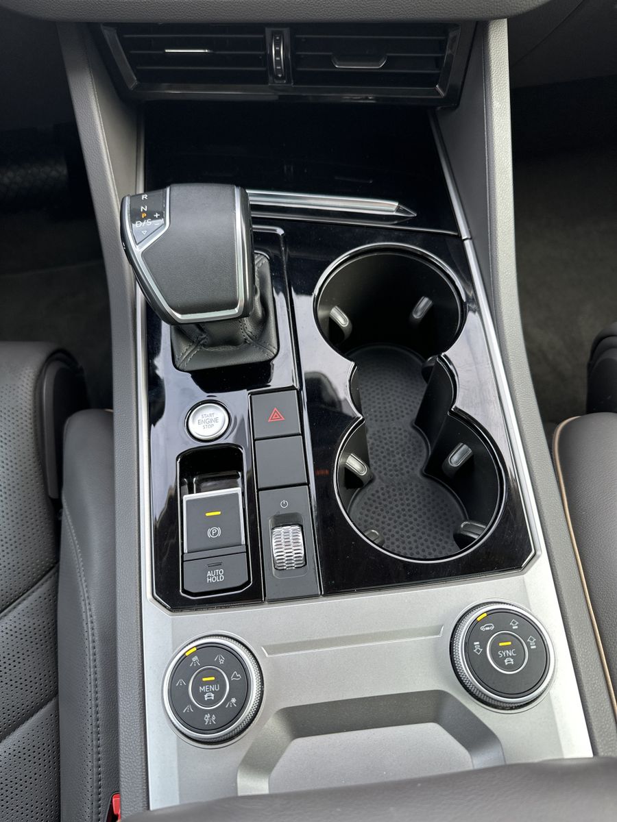 Fahrzeugabbildung Volkswagen Touareg 3.0 TSI 4M Atmosphere NAV+LED+KAM+PANORA