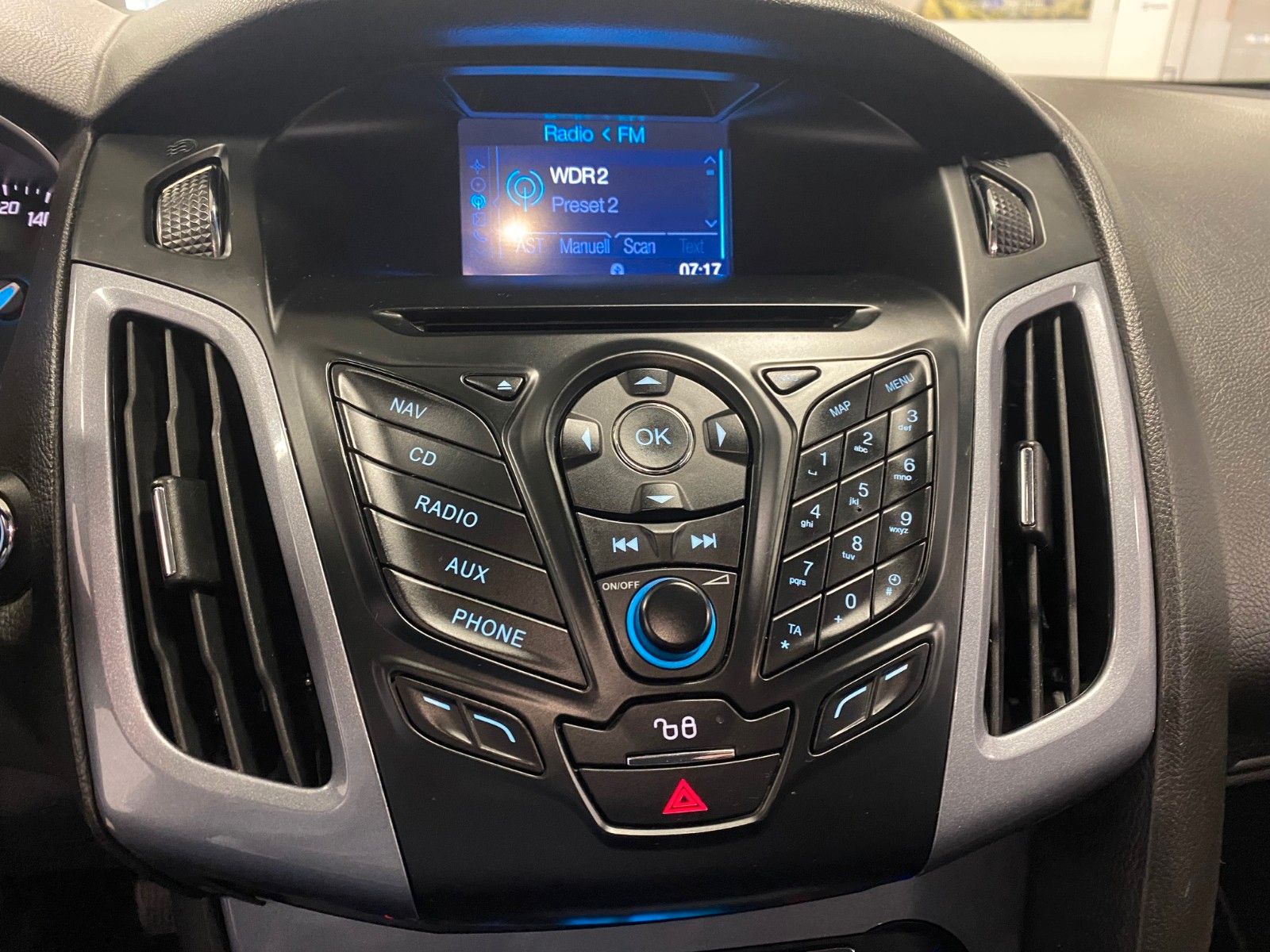 Fahrzeugabbildung Ford Focus 1.6 TDCi Titanium Turnier+NAVI+TELEFON+ALU