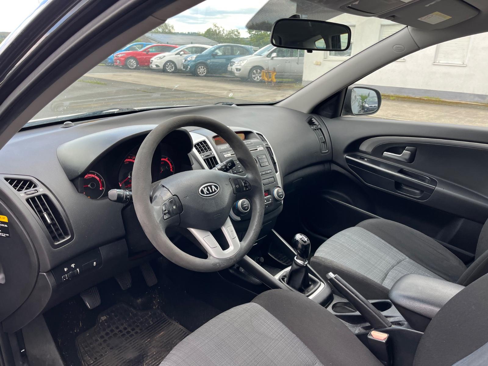 Kia cee'd 2010 — photo 15