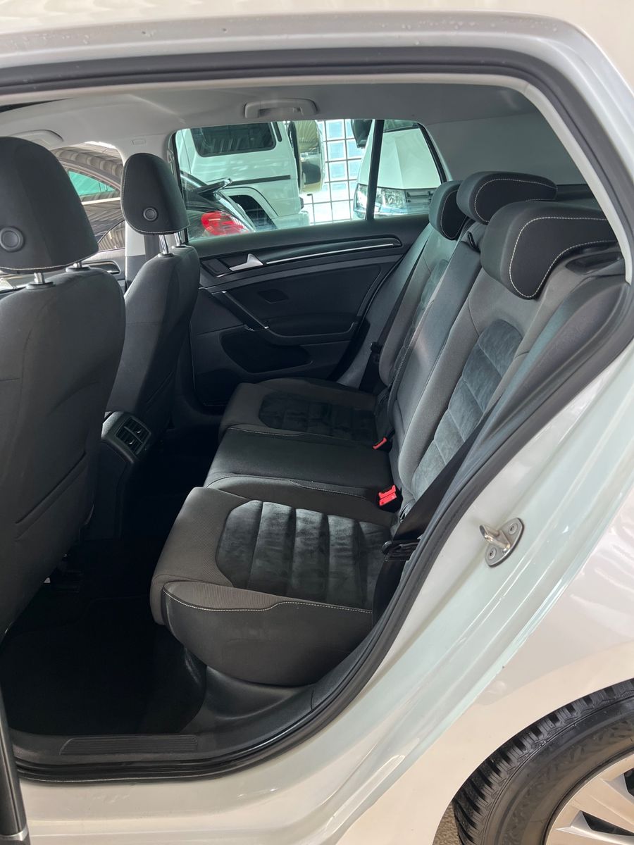 Fahrzeugabbildung Volkswagen Golf VII Lim. 2.0 TDI Highline PANORAMADACH*1.HD