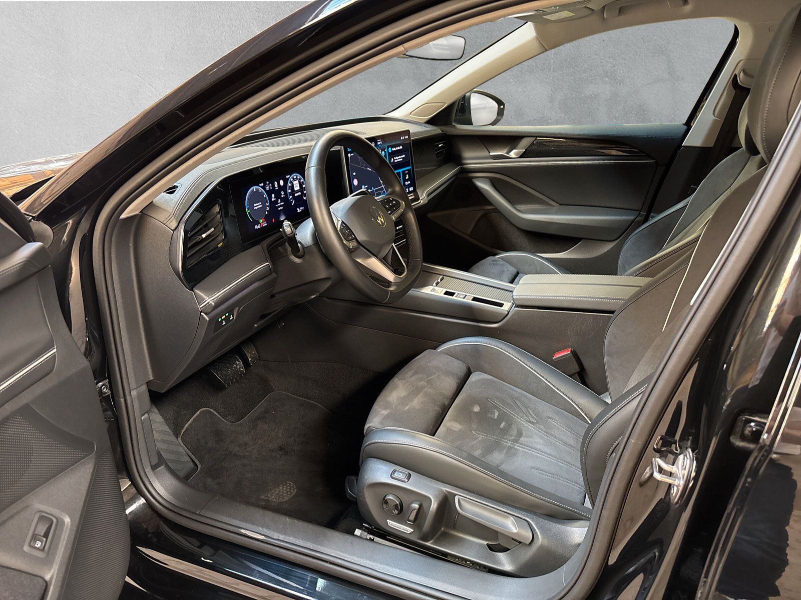 Fahrzeugabbildung Volkswagen Passat Variant 1.5 TSI eHybrid Business AHK HuD