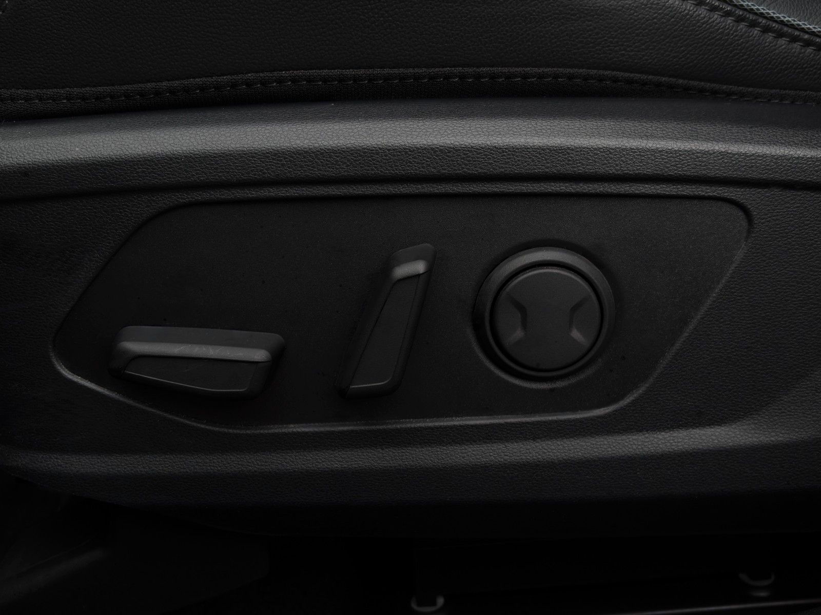 Fahrzeugabbildung Hyundai Tucson 1.6 T-GDI PHEV 4WD CarPlay 360° ACC SBL