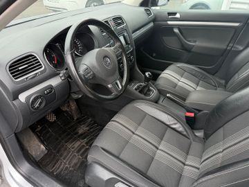 Volkswagen Golf VI Var. Match 2.0TDI+Kamera+AHK+Navi+SHZ+