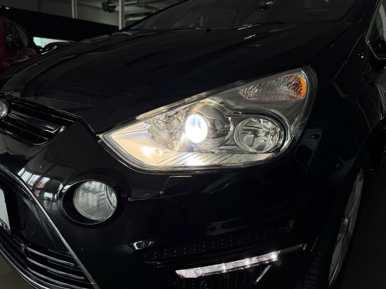 Fahrzeugabbildung Ford S-MAX AUTOMATIK SPORTPAKET TITANIUM X VOLL