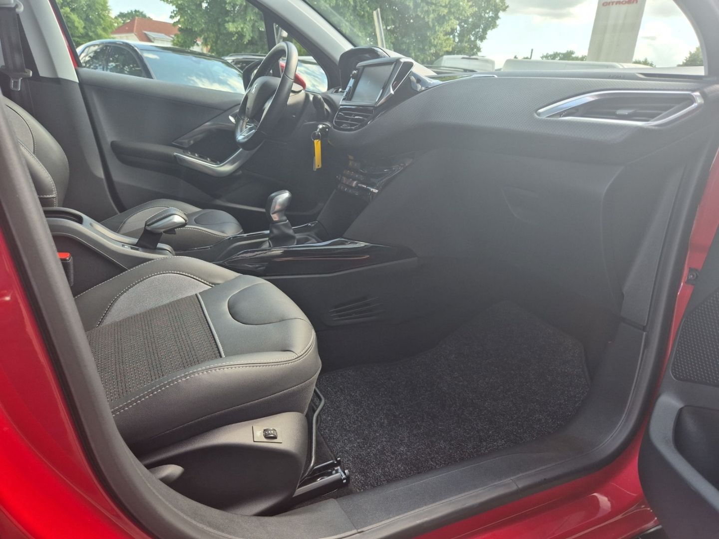 Fahrzeugabbildung Peugeot 2008 1.2 Allure PT 110 Panorama Navi CarPlay SHZ