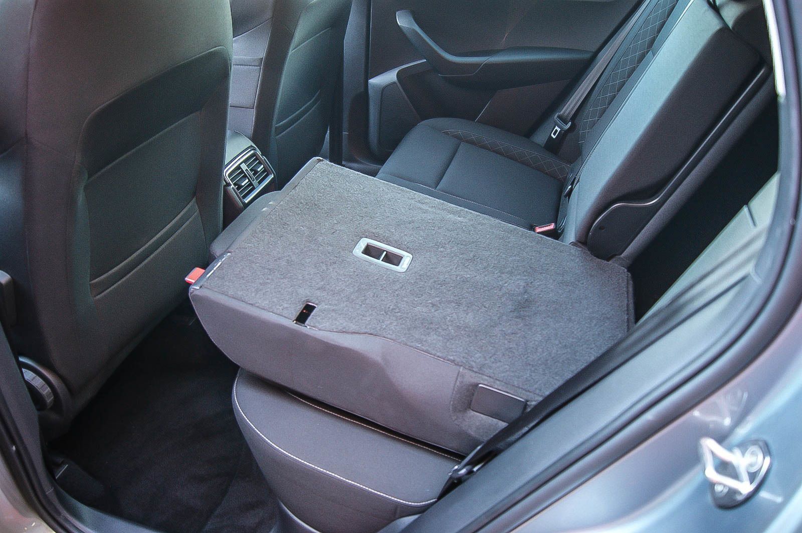 Fahrzeugabbildung SKODA Karoq 1.6 TDI DSG Ambition NAVI ANHÄNGERKUPPLUNG