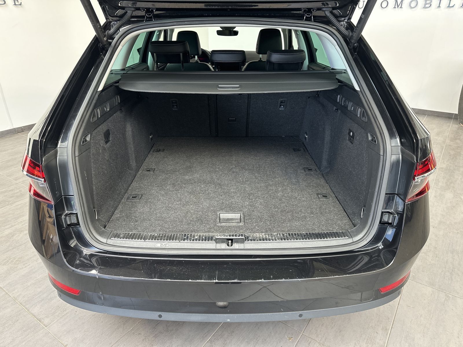 Fahrzeugabbildung SKODA Superb Combi 2.0 TDI DSG Style NAV+LED+360°+ACC
