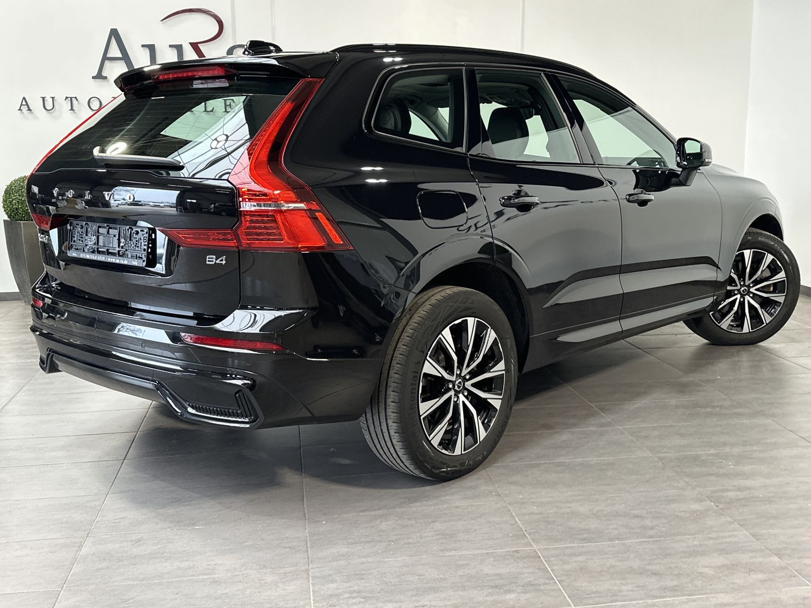 Fahrzeugabbildung Volvo XC60 B4 AWD Plus Dark NAV+LED+ACC+AHK+PANO+VCOCK