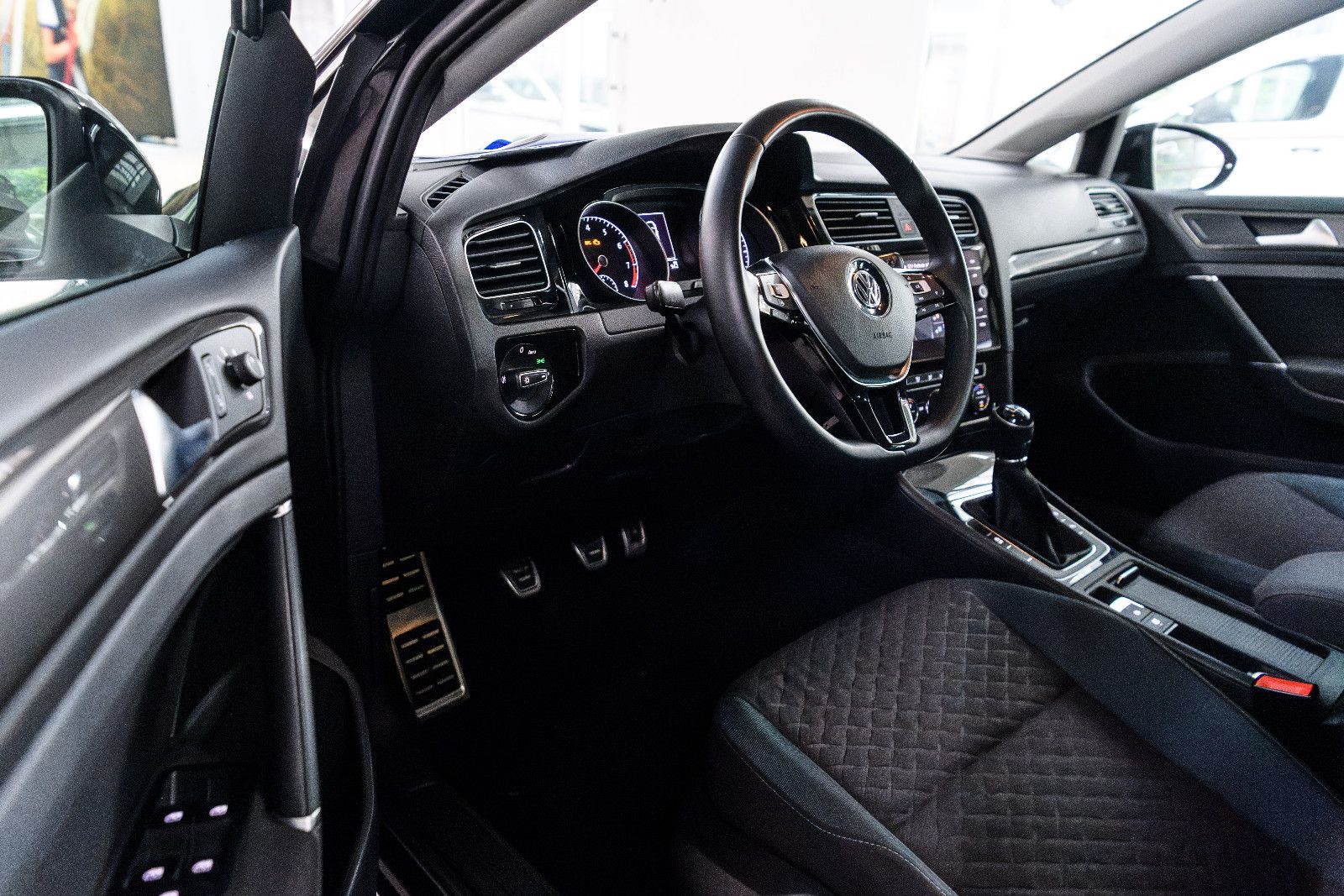Fahrzeugabbildung Volkswagen Golf VII IQ.DRIVE +SHZ +ACC +NAVI