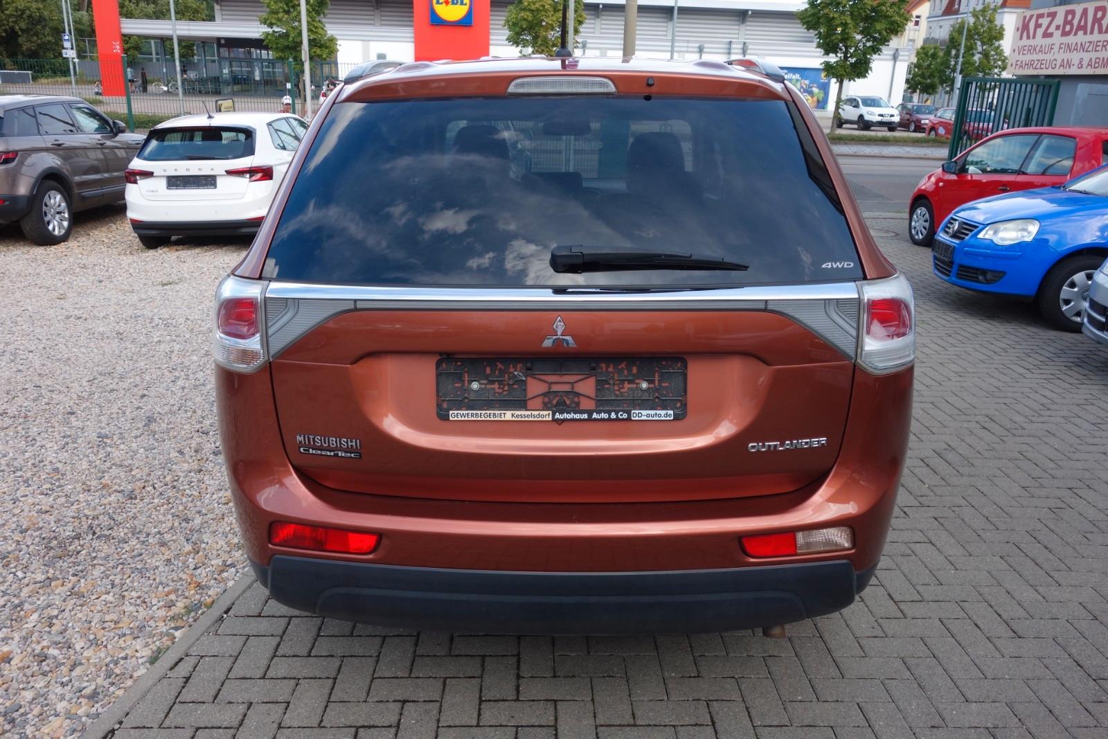 Mitsubishi Outlander 2.2 DI-D 150 ch 4WD Instyle • 7 places • Cuir • GPS • Toit ouvrant • Caméra