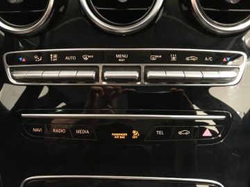Mercedes-Benz C 220d T KAMERA LED NAVI SHZ STANDHZG TEMP