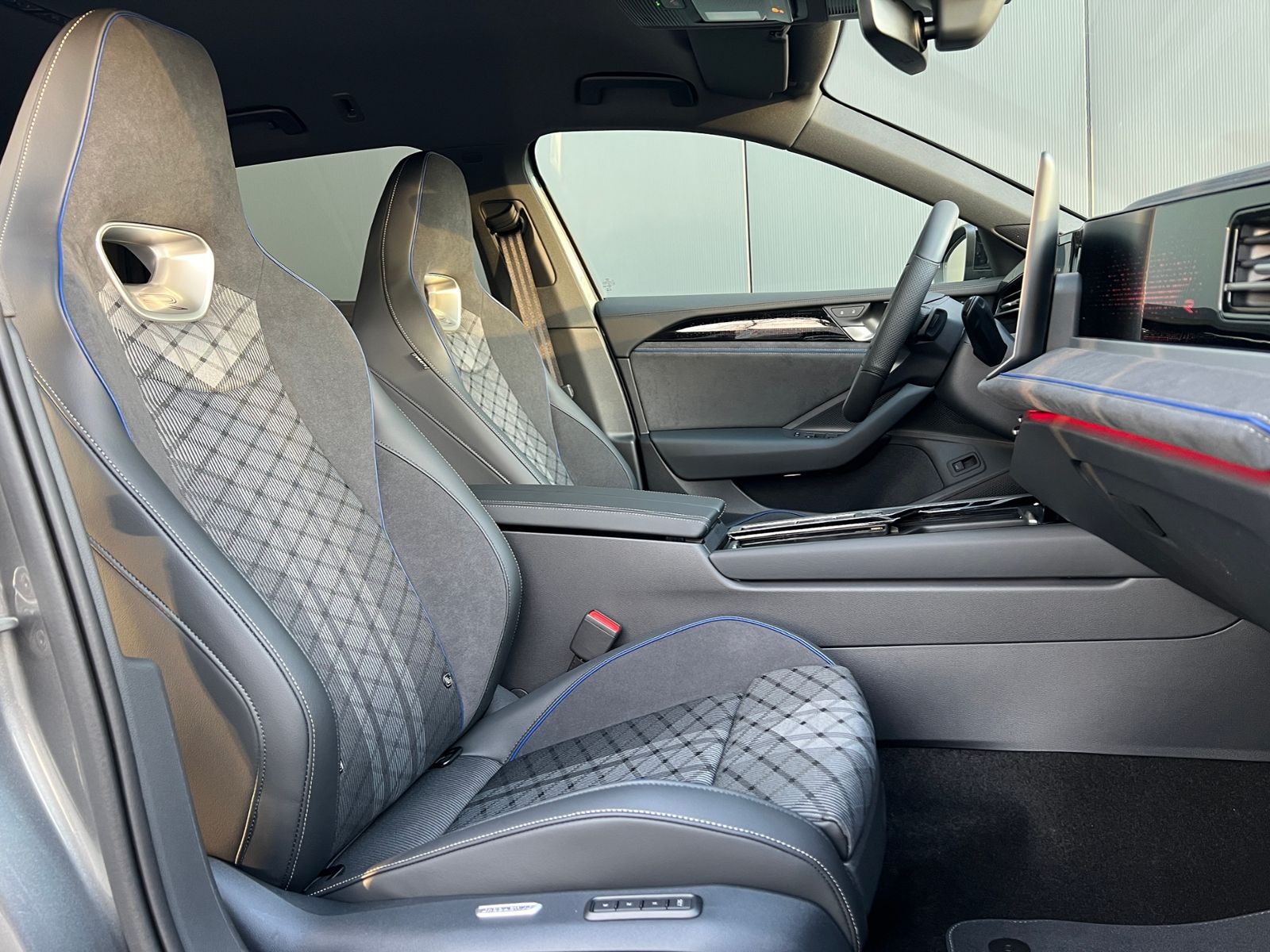 Fahrzeugabbildung Volkswagen Passat Variant R-Line 2.0 TDI DSG 4MOTION *AHK,