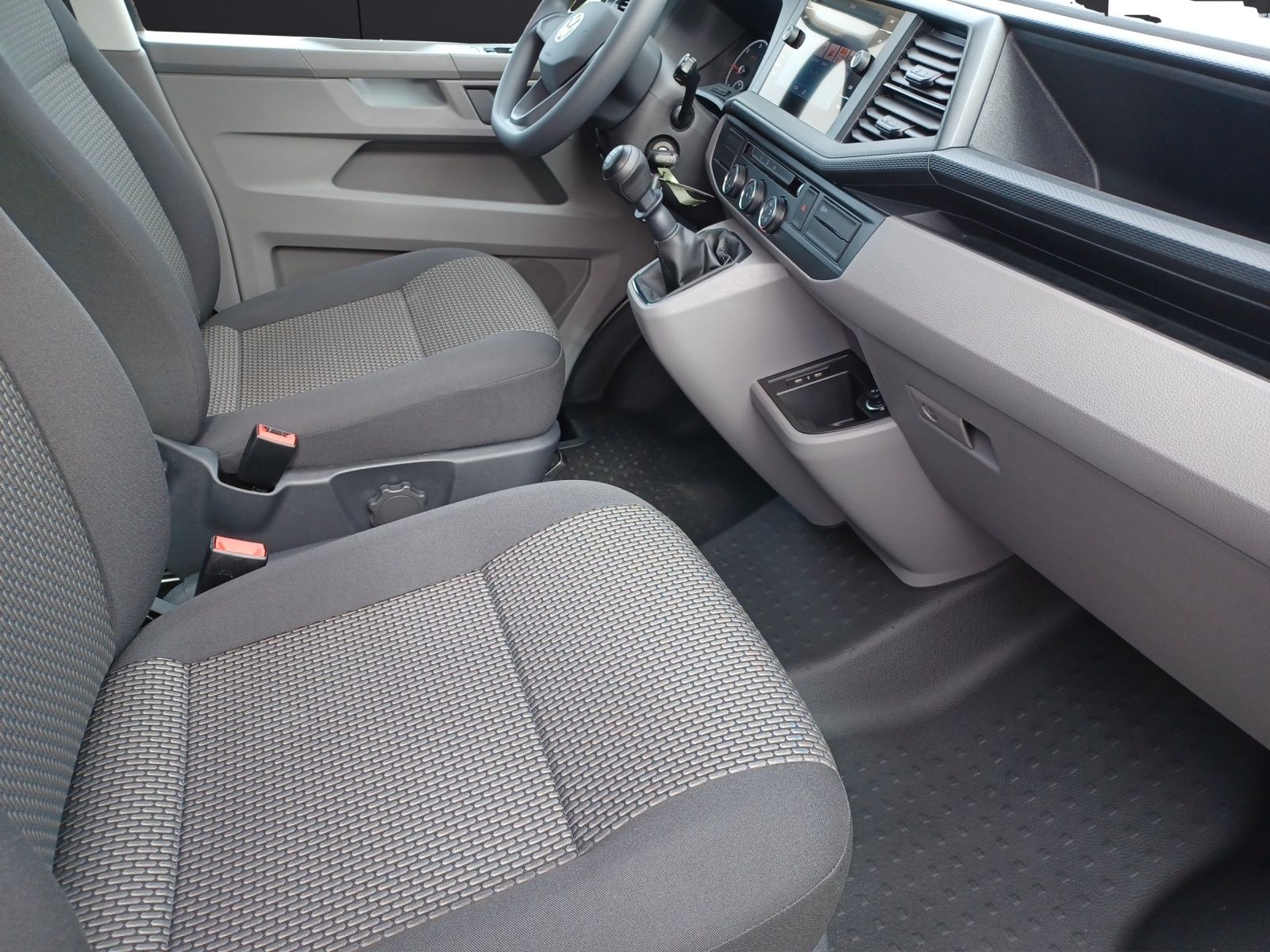 Fahrzeugabbildung Volkswagen T6.1 Transporter Kombi TDI LR NAVI LED KLIMA