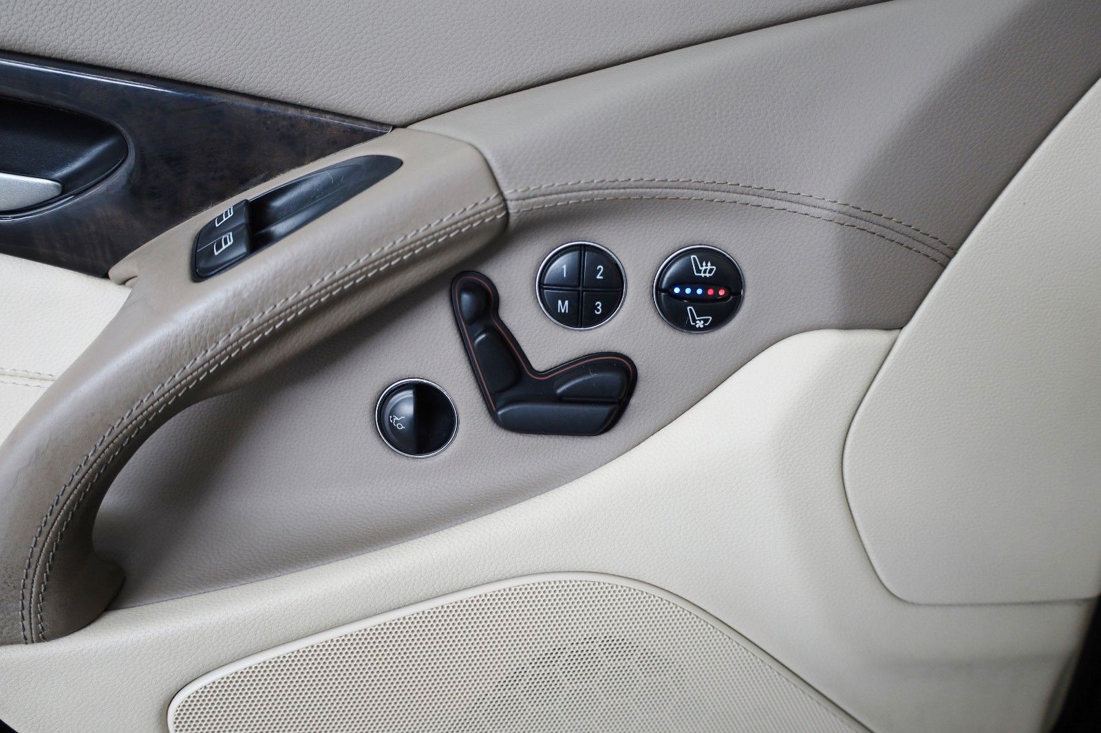 Fahrzeugabbildung Mercedes-Benz SL 350 Leder,Navi,Xenon,SH+Belüftung,PDC