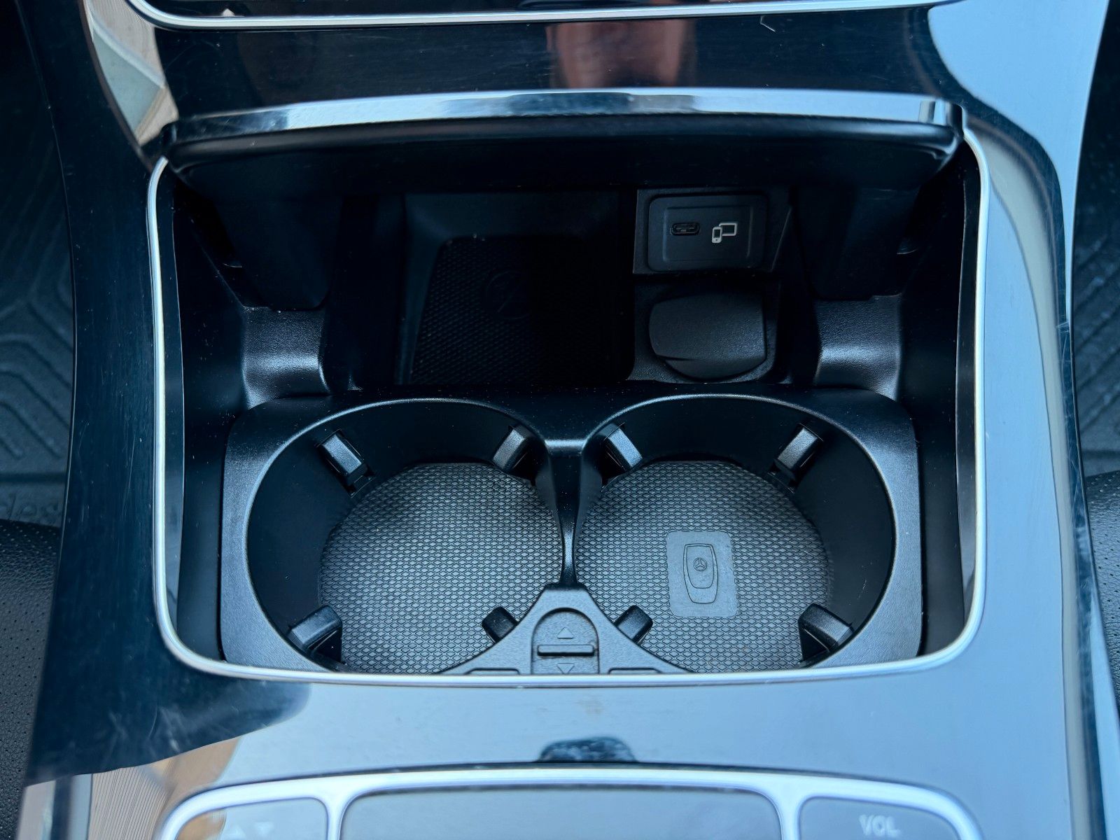 Fahrzeugabbildung Mercedes-Benz E 220d T Avantgarde+RKamera+Leder+Taxi
