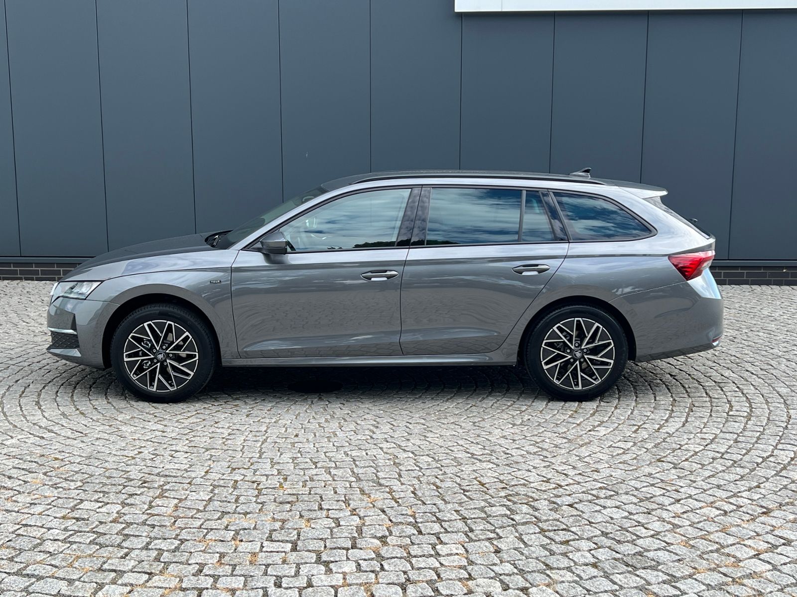 Fahrzeugabbildung SKODA Octavia Combi TOUR 2.0 TDI DSG *AHK, Travel Assi