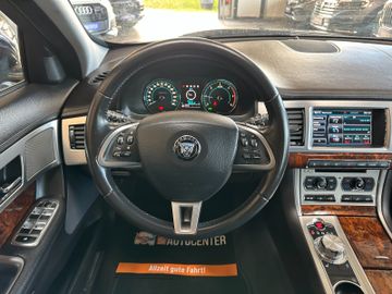 Jaguar XF *Keyless*AHK*BI-XENON*Leder*2-Zonen*