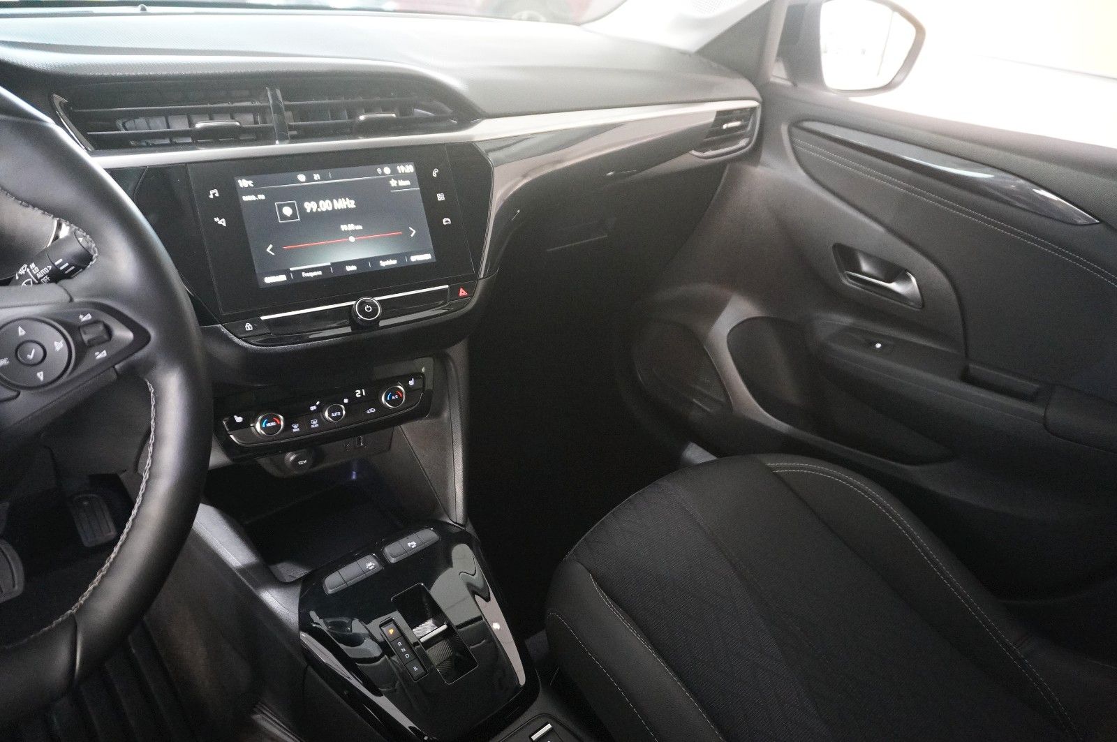 Fahrzeugabbildung Opel Corsa-e ELEGANCE 3-PHASIG NAVI/LED/KAMERA/SH/DAB