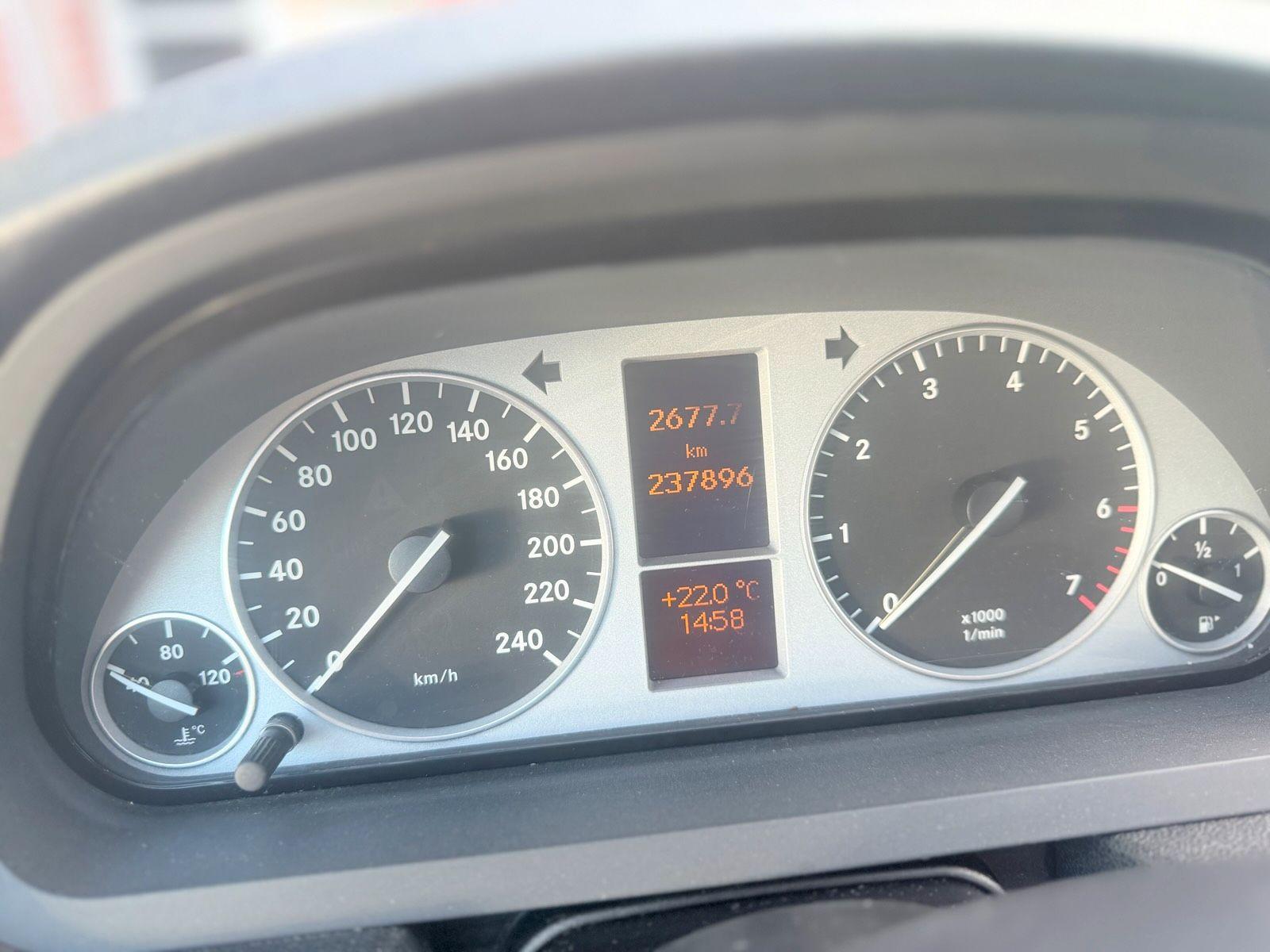 Mercedes-Benz B180 2010 — photo 10