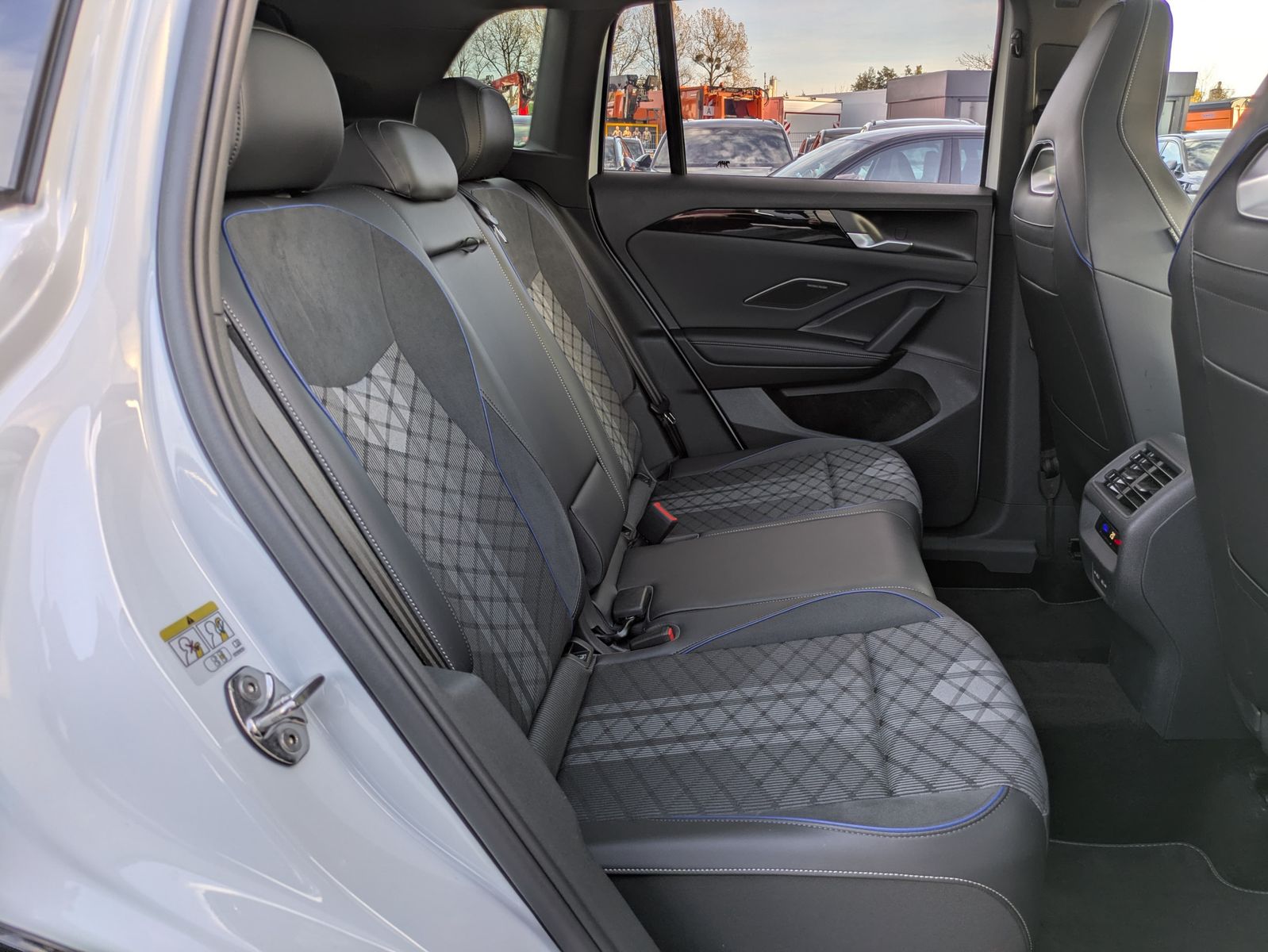 Fahrzeugabbildung Volkswagen Tiguan 2.0 TDI 4M R-Line PANO*H&K*AHK*MATRIX*20"