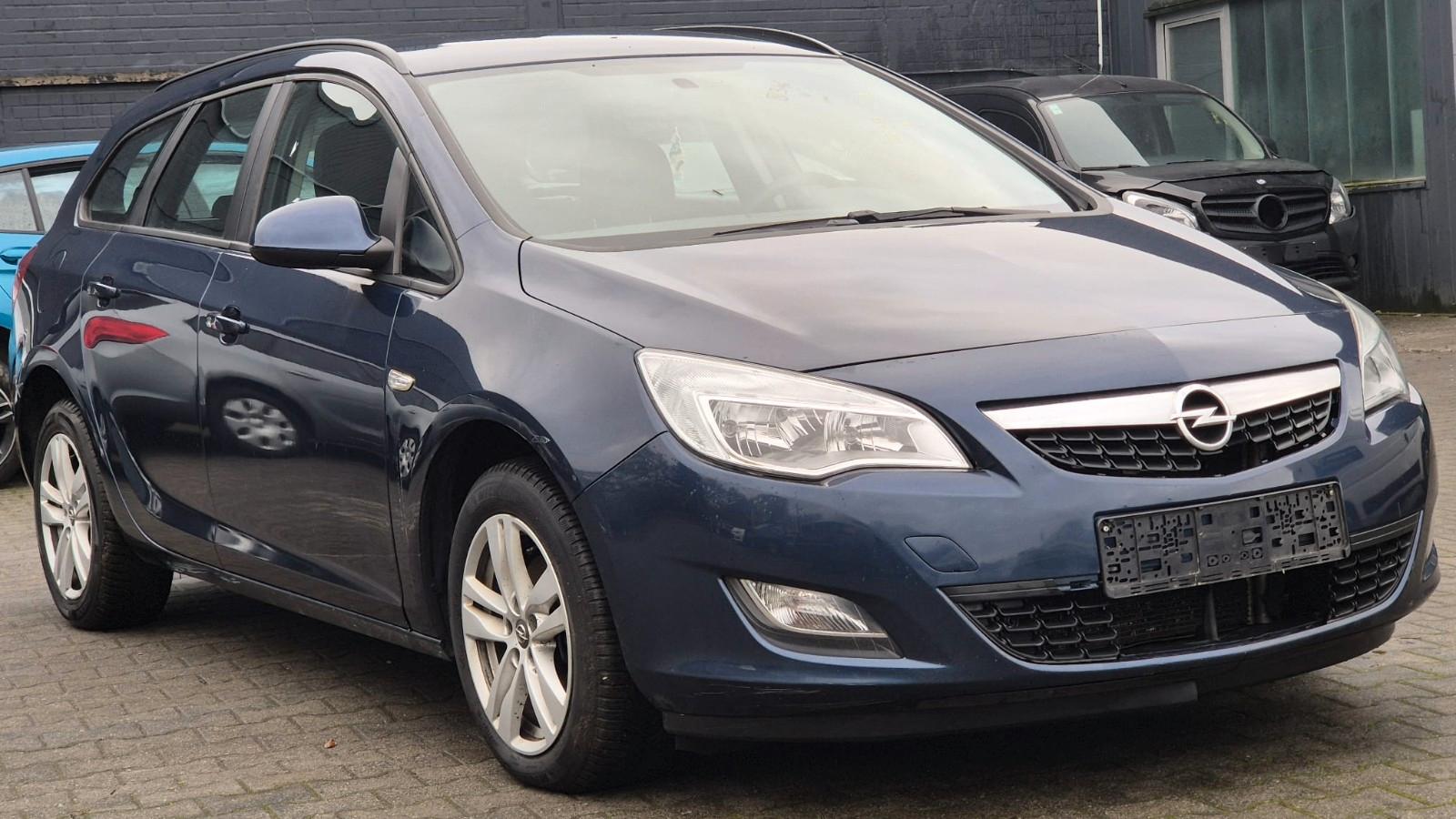 Opel Astra J Sports Tourer Edition*Sportfahrwerk*PDC