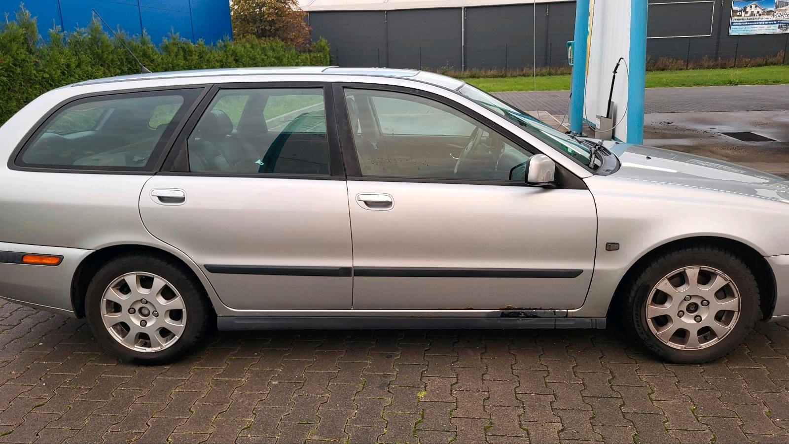 Volvo V40 2004 — rear view