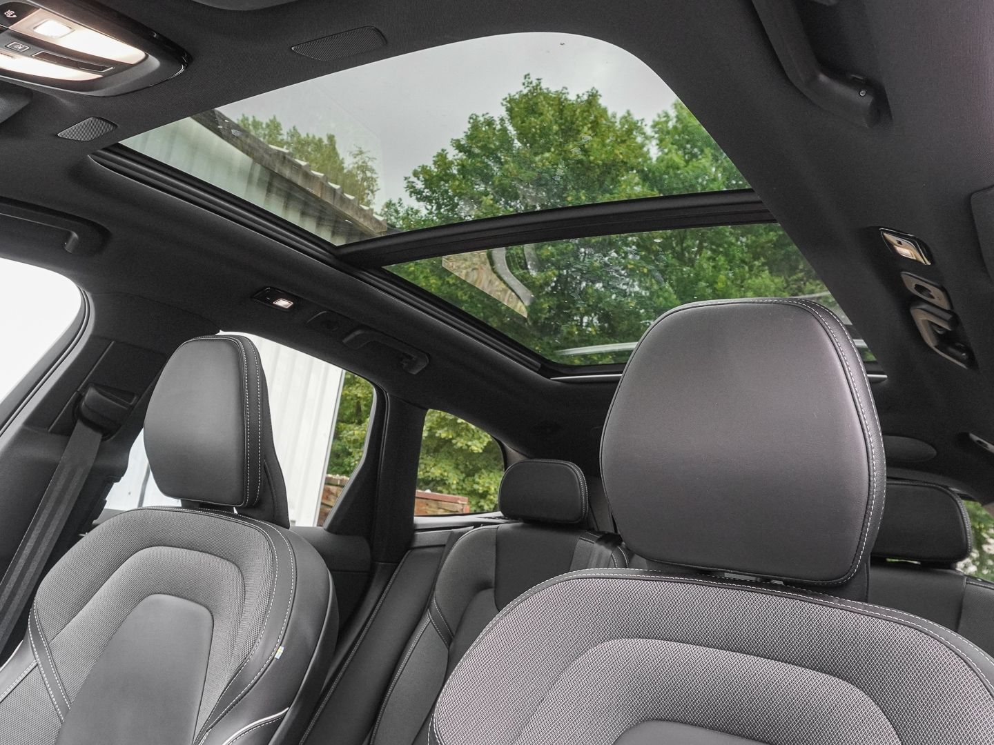 Volvo XC60 R Design AWD B4 Diesel EU6d AHK El. Panodac foto 4